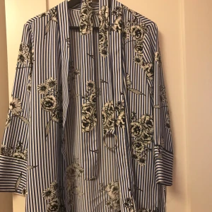 Tröja storlek S - Från Gina tricot, aldrig använd storlek S, medför ett skärp 