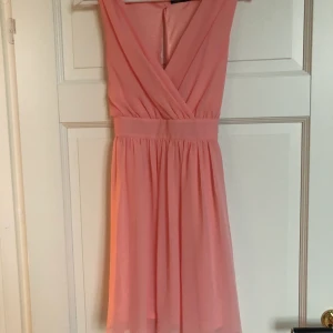 Rosa klänning  - Rosa sommar klänning i storlek 36. Använd 1 gång. Frakt ingår. 