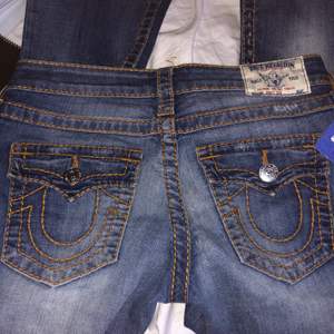 fett snygga true religion bootcut jeans köpta på sellpy men dom passade inte så säljer dom här ist jättebra skick!! skriv för föer bilder