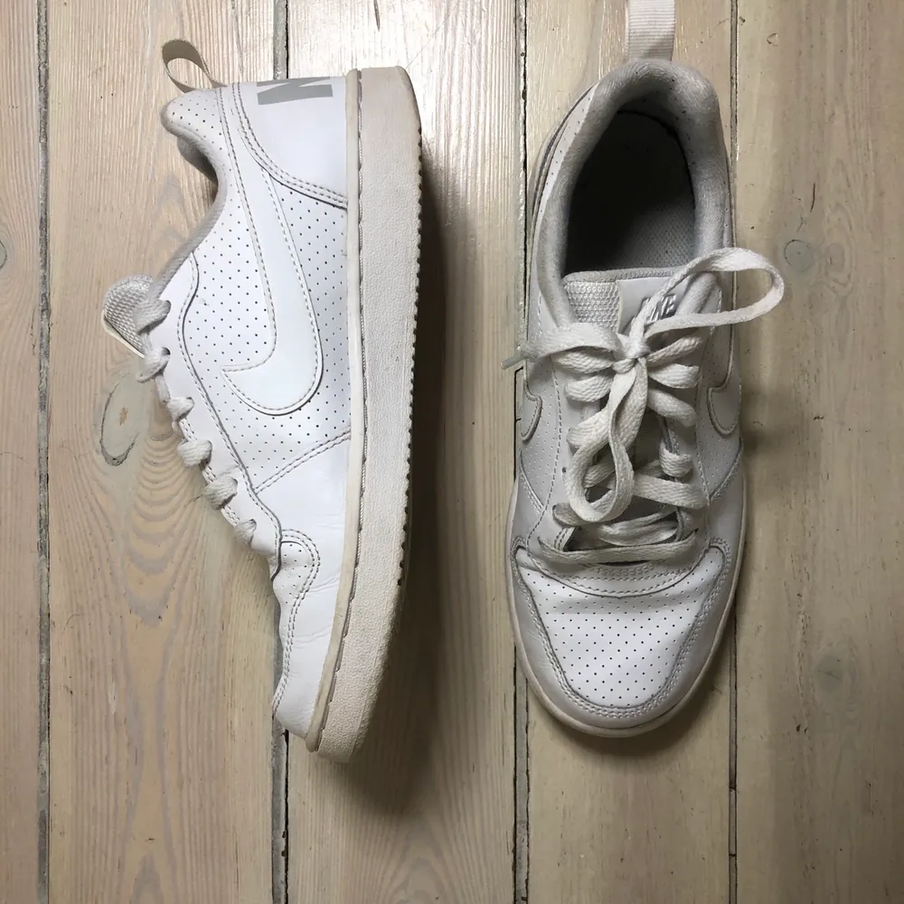 Ett par chill vita sneakers från Nike ✨ Skick 8/10 🥰. Skor.