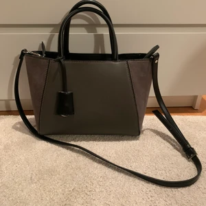 Väska zara - Använd fåtal gånger, ser helt ny ut, stort samt litet fack på insidan, stängs med dragkedja, avtagbart band. PRIS KAN DISKUTERAS