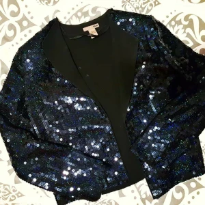 🌟Paljettkavaj 🌟 - Svart i färgen och TÄCKT av paljetter som skiftar i RGB spektrat 😍 Jag borde ha fotat denna i dagsljus för bilderna gör den inte rättvisa! Obs den här lite lösa trådar och så, men inget som stör Storlek xs, passar också S 80kr