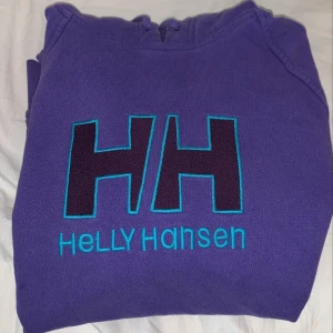 HH tjocktröja  - Den är väldigt varm och skön och har samt en luva. Kan fraktas också! 