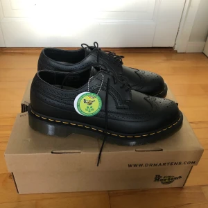 nya dr martens - splittrans nya dr martens i strl 41 som jag dessvärre inte fått chansen att använda. Skolåda och original dr martens påse medföljer :) 