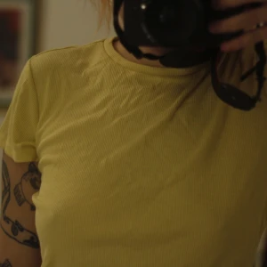 Gul ribbad t-shirt  - Lång ljusgul ribbad t-shirt 