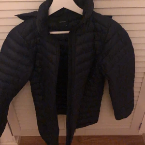 Jacka - Mysig liten puffjacka från peakperformance. Passar till nästan alla årstider! Köpt för 1800kr säljs för 399kr. Har tyvärr fått ett hål som blev tejpat men kan möjligtvist lagas med rätt saker! 