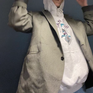 Grå kavaj - Asball kavaj som kan användas som både jacka och kavaj till kostym! Köpt secondhand. Kan passa S-L 🤍