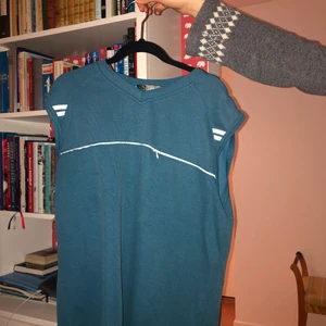 Väst - Svinsnygg sportig sweater vest köpt second hand! Dm vid intresse, köparen står för frakten🥰