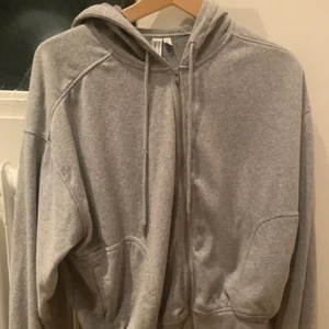 Grå hoodie - En grå zip hoodie från other en stories, betecknas med strl XL men passar mig bra som är en S! ❤
