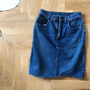 Jeanskjol, M - Second hand-köpt jeansskjol från Humana, Mariatorget. Lite längre modell, snygg tvättning.