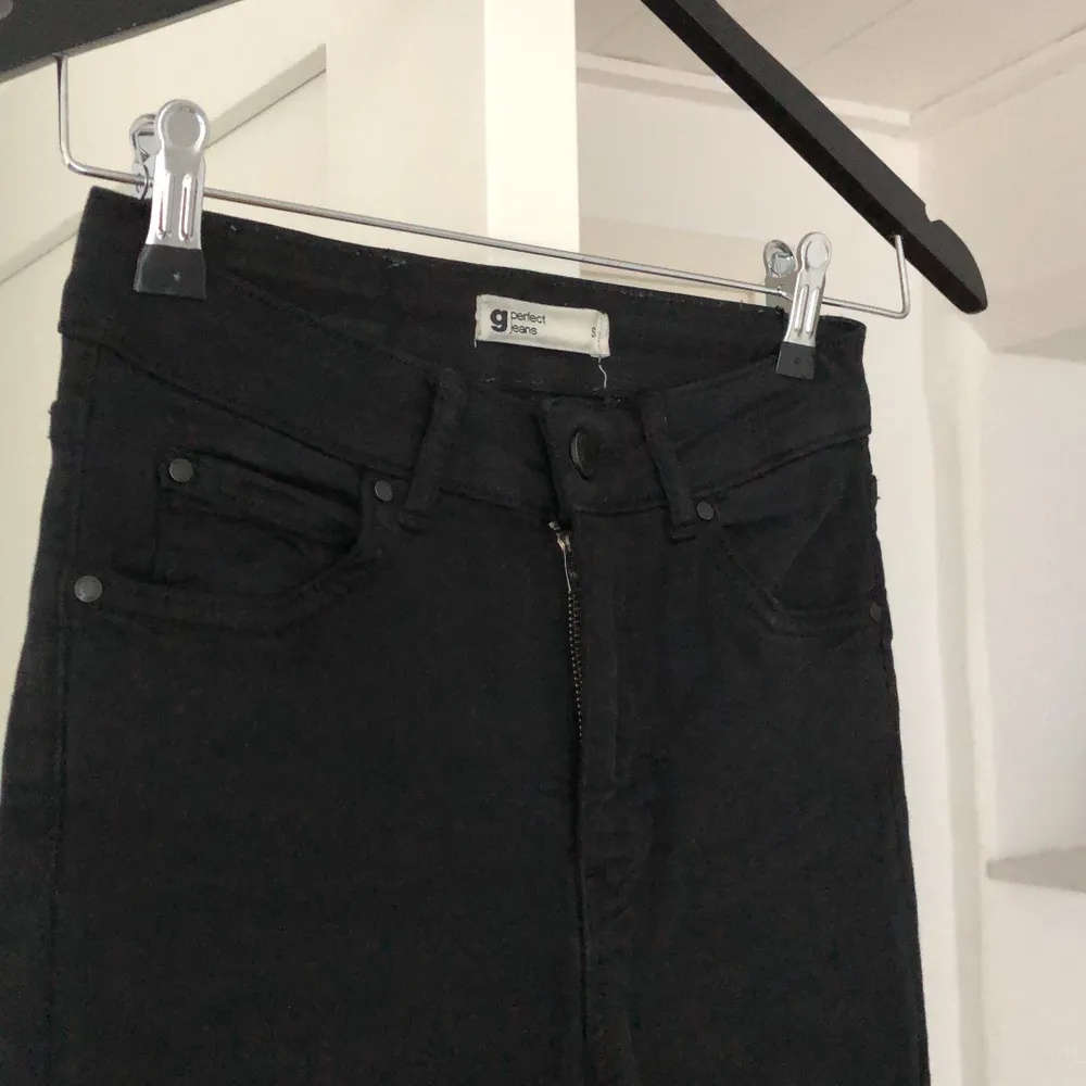 Svarta bootcut jeans från Gina Tricot i storlek S. Bra skick. Jeans & Byxor.