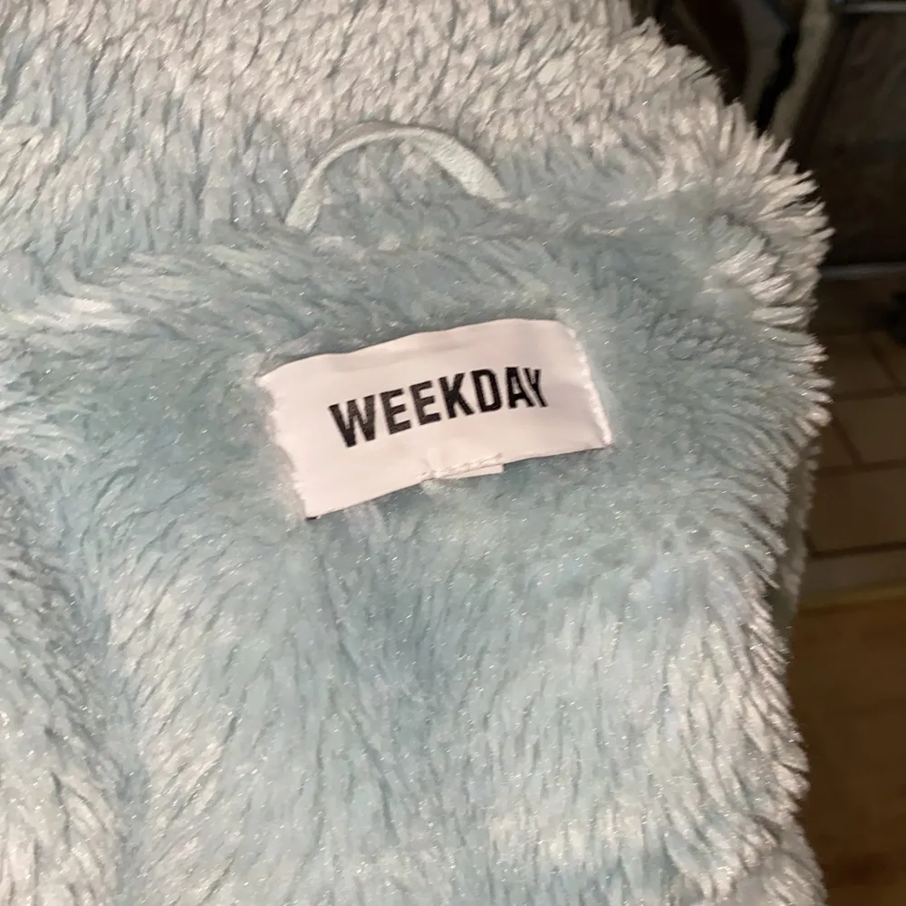 Snygg blå mockajacka från Weekday. I storlek 38. Men passar till S/L. Beror på hur man vill att den ska sitta. Knappt använd och i väldigt fint skick. Kom med ett pris.. Takit.