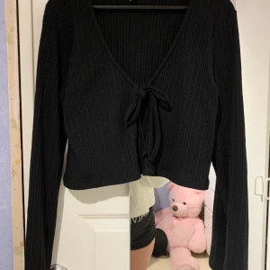 Söt kofta - Säljer denna jättefina och trendiga koftan🦋 aldrig använd då det inte riktigt var min stil. Den är i storlek XL men jag upplever den som en M🌸 200kr✨