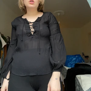 Svart witchy topp med knytdetaljer - Köpt second hand, aldrig använd, lite ballongärm
