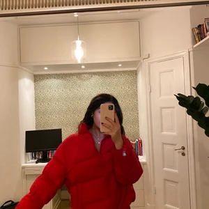 Stor röd puffer jacka ! - Härlig vinter/höst puffer jacka från uniqlo! Väldigt varm och mysig! Oversized röd puffer jacka! Storlek XL men passar för även S och M. Vid flera intresserade blir det budgivning. Kontakta mig för fler bilder! 