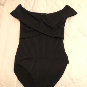 Omlott body - Svart body från zara. Den är omlott och sitter tajt. Den kan bäras både som offshoulder och vanligt. Det jag älskar med den är att tyget nedtill är super tunnt och gör att man inte får några linjer. Väldigt bekväm! Stl. S