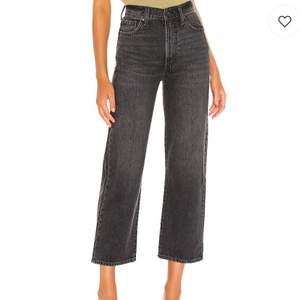 Ett par mörk gråa Levis jeans som inte kommer till användning längre 🤍 Väldigt fina och i bra skick 🥰 W26 L27, köpare står för eventuell fraktkostnad!