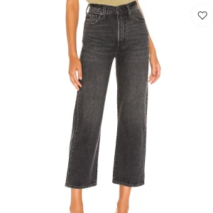 Levis Jeans- ribcage straight - Ett par mörk gråa Levis jeans som inte kommer till användning längre 🤍 Väldigt fina och i bra skick 🥰 W26 L27, köpare står för eventuell fraktkostnad!