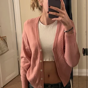 Rosa stickat kofta💕 - Fin o varm stickat kofta, second hand 💕 Jag har aldrig använt den! 