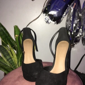 HÖGKLACKAT I MOCKAIMITATION - Tunga klackar i mockaimitation💯 Aldrig använda