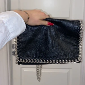 Tiamo väska - Säljer min väska som inte längre kommer till användning💕fint skick och går att ställa på många olika sätt🤍pris kan diskuteras!