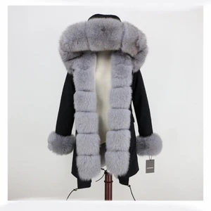 Fatima park lång äkta päls jacka.  - en äkta Fatima park jacka Använd i cirka 2 månader. Bra skick. Inte skadad någonstans. Går att ta bort och sätta på pälsen.  Har 2 st både i storlek s och M.  Köpte för 4500 Säljer nu för 3500 eller 3000 vid snabb affär. 