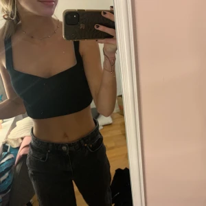 Topp från Gina!  - Snygg svart topp som man kan ha till fest! Storlek s. Skriv om mer bilder eller frågor <3 