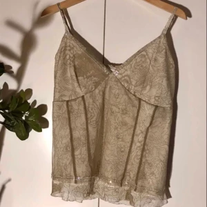 topp med spets  - supergulligt och trendigt linne med pets och blommönster ! 🤗 Bra skick<3 Buda i komentarerna (endast om du är säker att du vill köpa)🤎 !!!högsta bud just nu; 130kr!!!