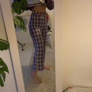 Lila rutiga byxor - Lila/vita rutiga byxor. Tunna i tyget. Aldrig använda.