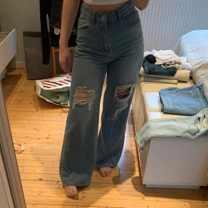 Raka jeans med hål - Jag säljer nu dessa jeans då de sällan används. De är från Shein, därav det låga priset. Fin modell och sparsamt använda. Bra längd för mig som är 164 cm.
