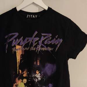 T-shirt från Carlings med motiv från Prince musikalbum. Med låttitel Purple Rain skrivet på. Storlek S. 🌻🌻