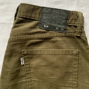 Levi’s byxor - Gröna Levi’s byxor i corduroy material (herr), storlek står med i bilden (Waits: 32 Length: 32). Toppskick, är bara lite använda och lätt slitna vid insida låren.