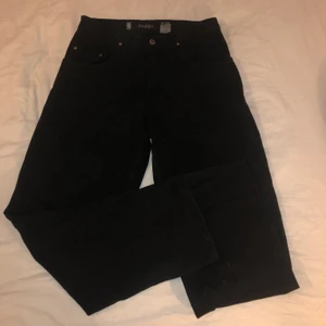 Levis jeans från 90-talet! - Levis jeans, köpta på ebay för över en tusenlapp. Äkta levis silvertab från 90-talet, inte de nya när de släppte liknande. jättebra skick, kolsvarta. asballa!!!! kommer bara aldrig till användning. storlek 30/32. medium waist. Baggy fit. Använd ett fåtal gånger. Lägg ett bud i kommentarerna om intresserad!  