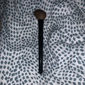 Sminkborste! - En rouge borste ifrån hm! Använd enstaka gång och tvättas innan köp!