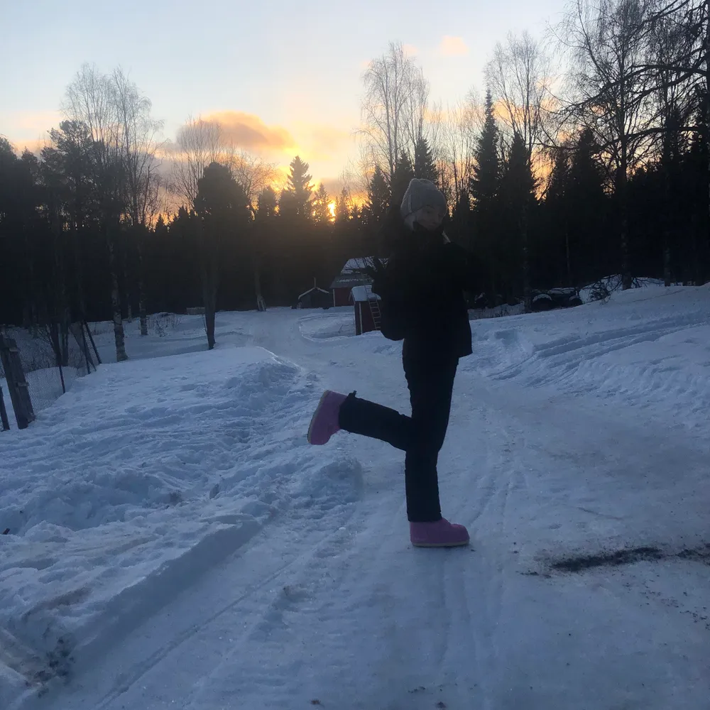 Funderar på att sälja mina rosa moonboots i storlek 42 typ. Dem är i bra skick inte använda så mycket då det aldrig kommer snö hos mig:( skriv till mig vad ni kan ge för dem. Skor.