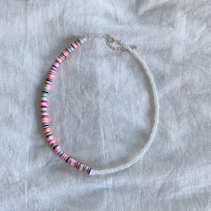 Colin Halsband - Här har vi halsbandet från Colins kollektion, han älskar babblarna och därför är hans kollektion färgglad då han gillar alla färger🌈 Colin gillar brandbilar, älskar att äta pasta och tycker också om katter🧸 20% av varje produkts vinst går till Barncancerfonden. 