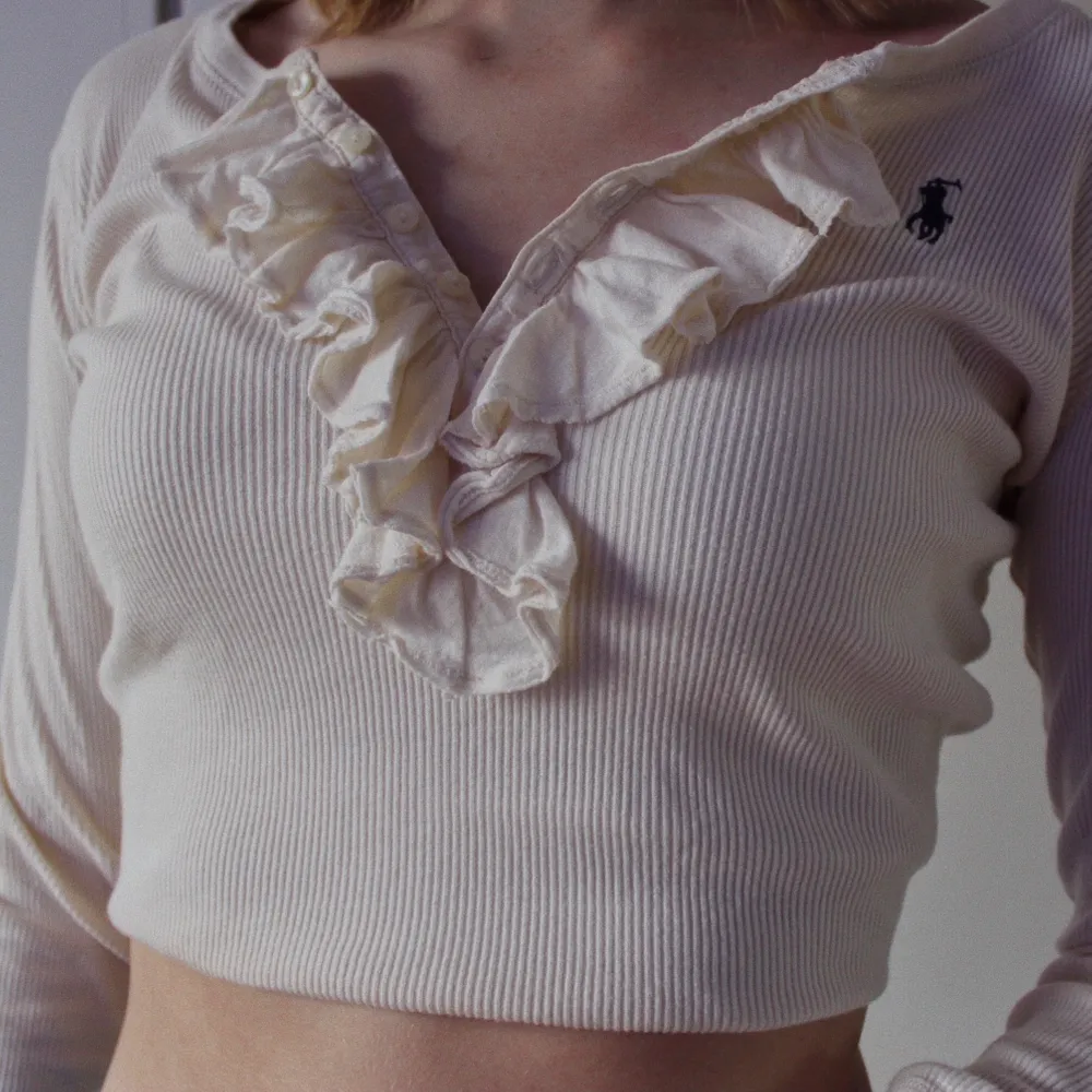 Trendig långärmad vit tröja från Ralph Lauren. Använd ett fåtal gånger. Nypris: 399 kr. Toppar.