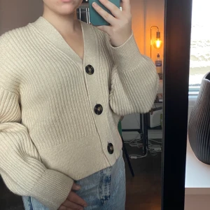 Stickad kofta - Säljer denna mjuka och sköna kofta från H&M☺️ knappt använd så den är i super bra skick!  Säljer för 100kr + frakt om det behövs💗