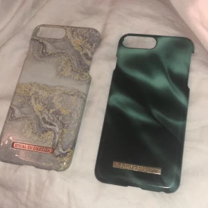 2 iPhone 8+ skal - Båda för 50 ❤️ den gröna är nästan oanvänd och den vita har bara tappat lite färg på loggan 11kr frakt