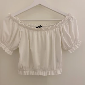 Gina off-shoulder croppad kortärmad topp strl S - Topp från Gina Tricot, använd ett par gånger, fint skick 💛