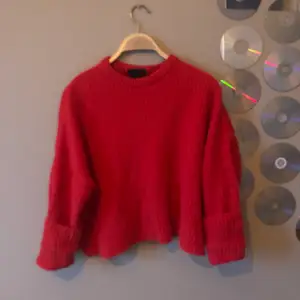 Stickad röd tröja med perfekt passform! Lite croppad, den är i storlek s men passar mig som brukar ha m. Om du har några frågor är det bara att skriva! <3