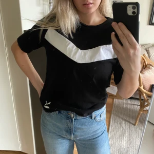 Puma T-Shirt  - Superfint skick! Lite ”boxig” i modellen 👌🏼 Frakt tillkommer 🧡