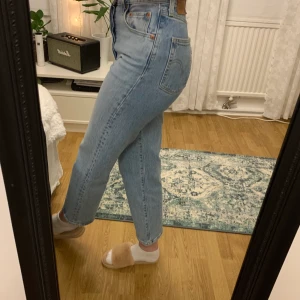 Levis ribcage cropped  - Säljer mina skitsnygga Levis då jag har ett par liknande och dessa inte kommer till användning. Har strl 25 i midjan och 27 i längd. Dom är som nya! Nypris 1200kr 