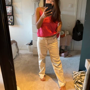 Krämvita  jeans  - Ett par krämvita jeans från hm i en jättefin modell! Jag valde att köpa byxorna i en större storlek än vanligtvis brukar ha! Storlek 40 men de är perfekt ifall man vill ha dom lite lågmidjade! Jag är 168 cm lång, har även en slits nertill! Frakt tillkommer!   