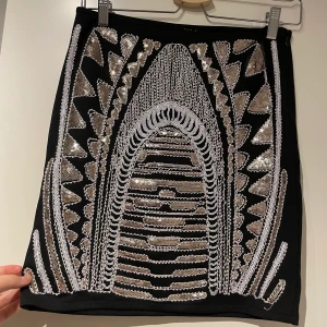 Kjol med paljetter - Så snygg kjol med paljetter, passar perfekt till nyår! Helsvart där bak. Mycket bra skick. Frakt 40 kr.