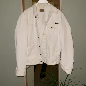 Nudient Jeansjacka - Säljer pga alldeles för liten. Storlek XS. Nypris 2100kr. Använd ett fåtal fånger. Skriv till mig privat och ge ett bud så uppdaterar jag allt eftersom. Den startar på 500kr. Vid frågor eller fler bilder är det bara att skriva! BUDGIVNING SKER I KOMMENTARERNA!