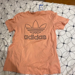 Adidas T-shirt  - Helt ny adidas T-shirt i strl M men passar även M då den är lite liten 