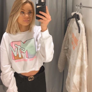 MTV Sweatshirt  - Har bara testat tröjan sen har den bara legat i min garderob o chillat, lite ”kroppad”