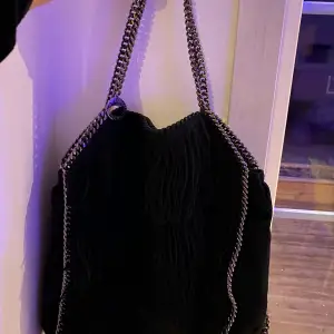  Säljer en mycket fin och unik Stella McCartney väska! Nypris: ca 9000kr  Modell:  ”Falabella Tote fringed black” och är svart med svarta fransar.  Obetydligt använd och i utmärkt skick! Inget slitage varken in-eller utvändigt, inga repor och ser princip som ny ut!  Säljs eftersom jag fick den i julklapp, men vill hellre ha pengarna till något annat. Hoppas väskan får en ny ägare, tveka inte på att höra av dig till mig! 👜👛❣️❣️ skriv privat för fler bilder!