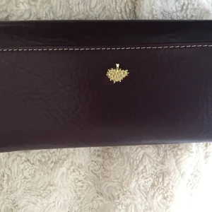 Vinröd Mulberry Plånbok - Vinröd Mulberry Plånbok ( ej använd)Pris: 600kr